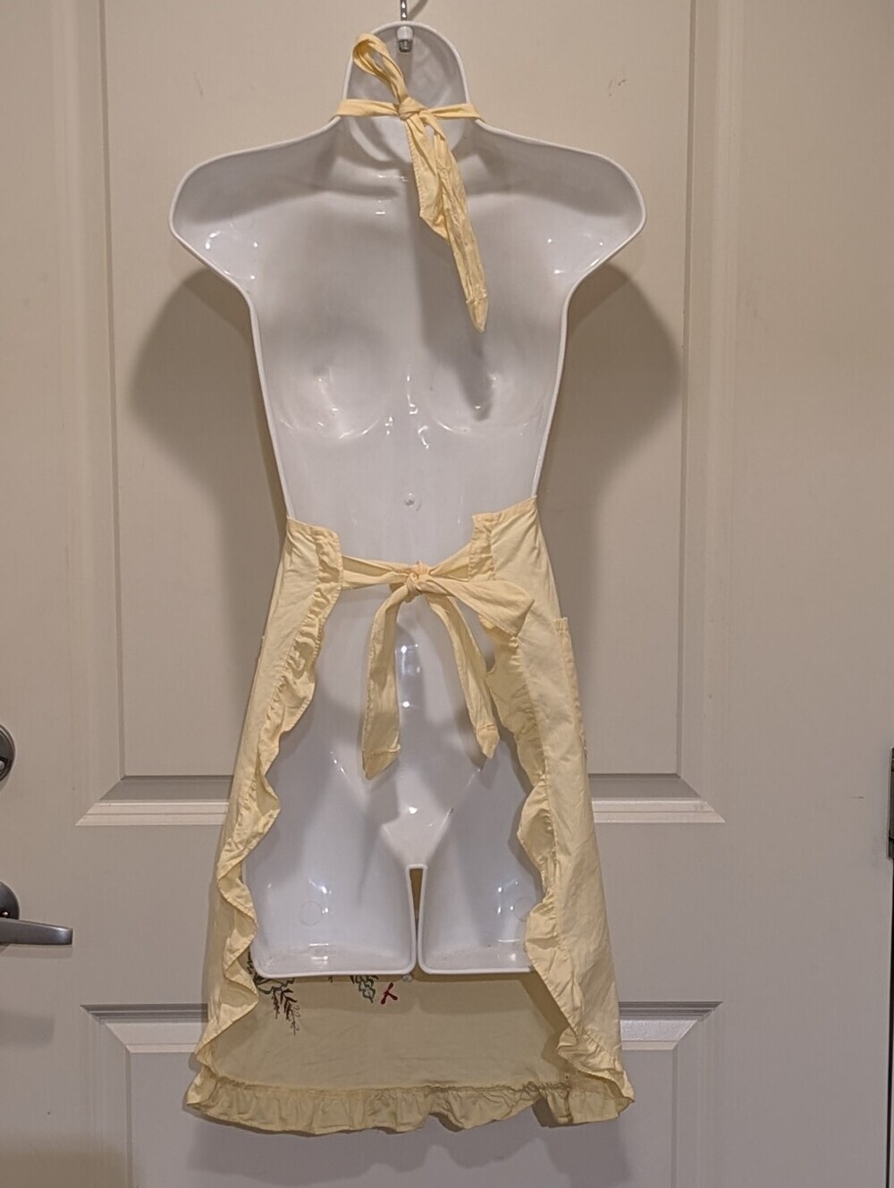 GUC Vintage Handmade Butter Yellow Kitchen Apron with Floral Embroidery - Picture 6 of 6
